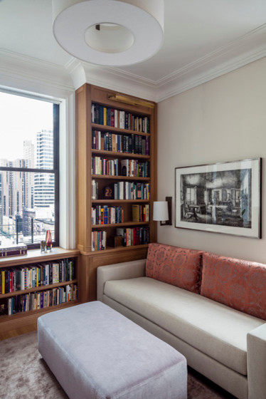 Идея дизайна: двухуровневая гостиная комната в современном стиле с с книжными шкафами и полками, бежевыми стенами и светлым паркетным полом