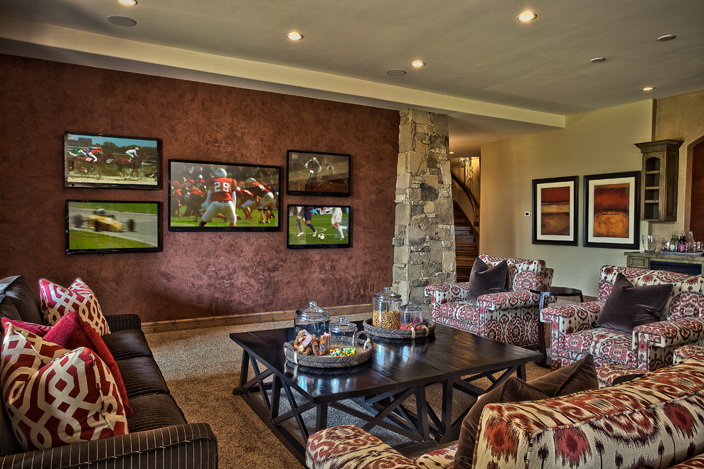 Стильный дизайн: гостиная комната в стиле рустика с домашним баром и телевизором на стене - последний тренд