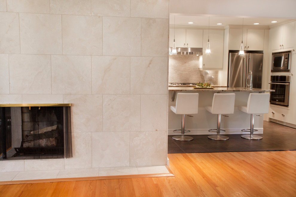 Mittelgroßes, Offenes Modernes Wohnzimmer mit hellem Holzboden, Kaminofen und Kaminumrandung aus Stein in Vancouver
