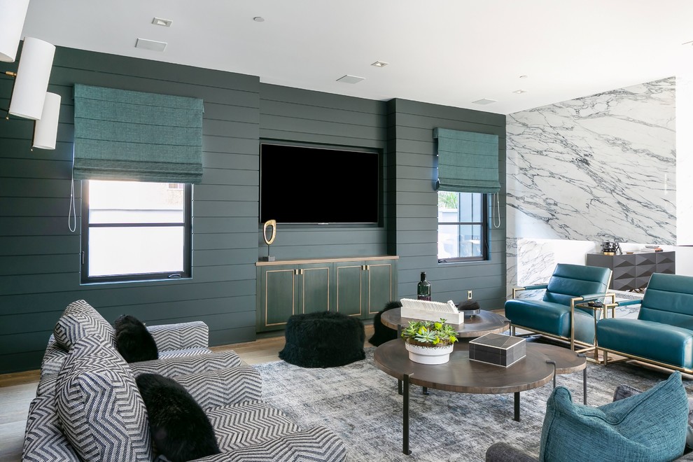 Idee per un grande soggiorno minimal aperto con pareti verdi, pavimento in legno massello medio, TV a parete e pavimento marrone