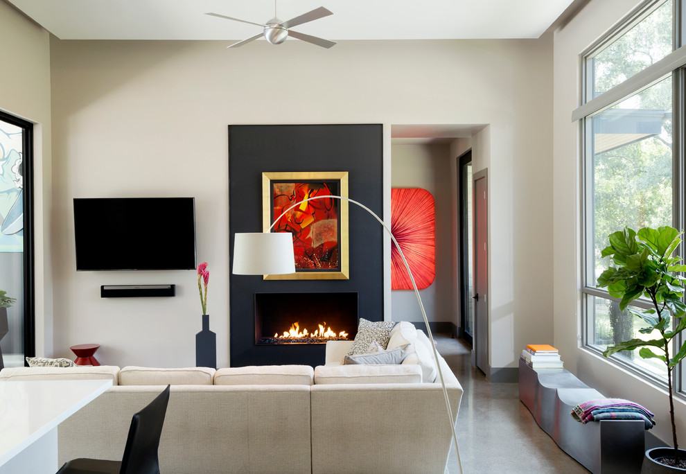 Пример оригинального дизайна: гостиная комната в стиле модернизм с бежевыми стенами, горизонтальным камином и телевизором на стене