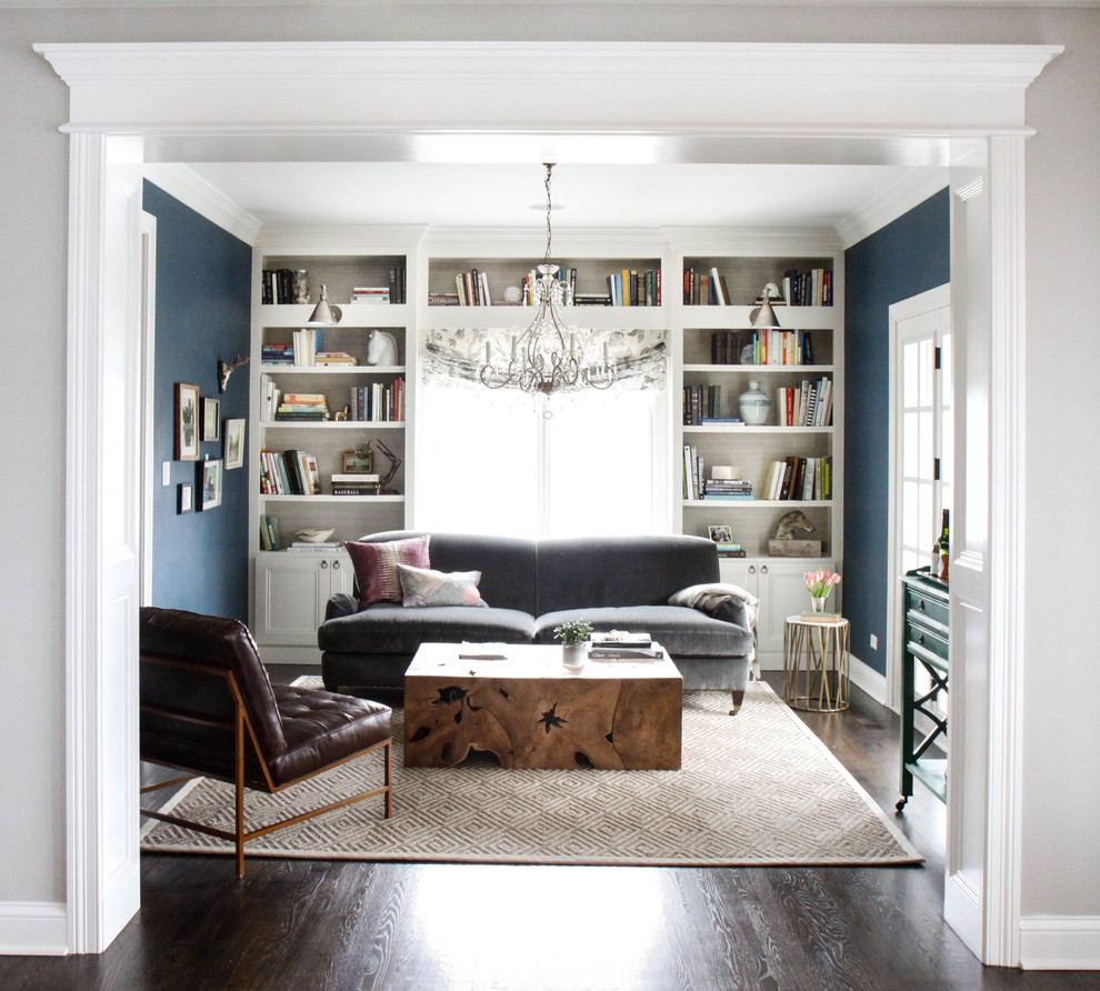 Klassisk inredning av ett mellanstort separat vardagsrum, med blå väggar, mörkt trägolv och brunt golv