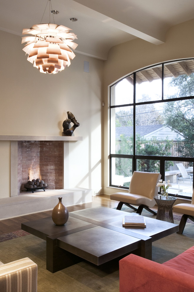 Modernes Wohnzimmer mit beiger Wandfarbe und dunklem Holzboden in Dallas