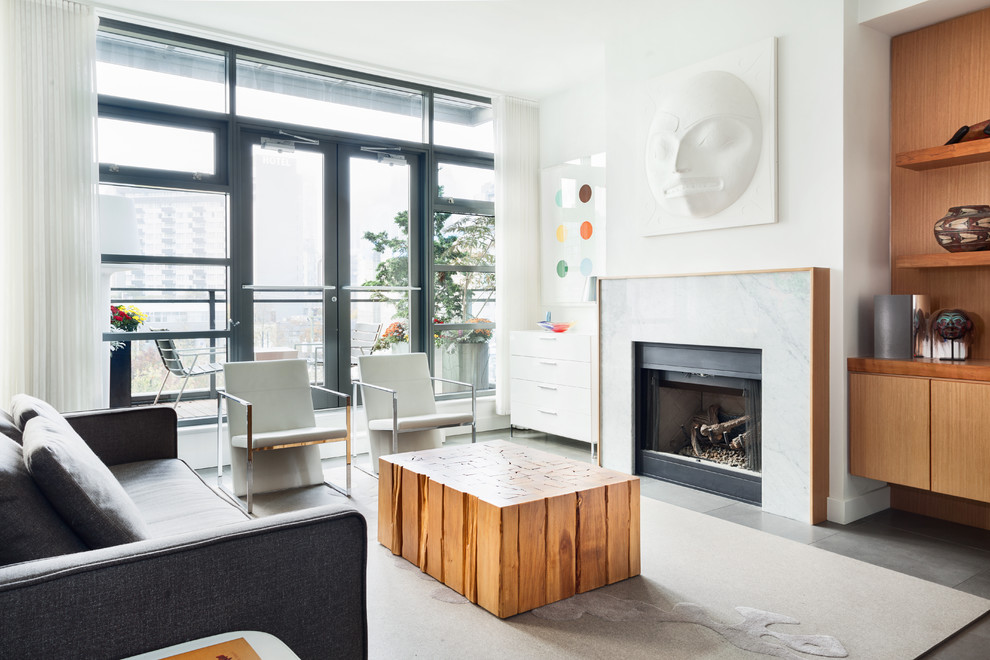 Modernes Wohnzimmer mit weißer Wandfarbe, Kamin und Kaminumrandung aus Stein in Vancouver