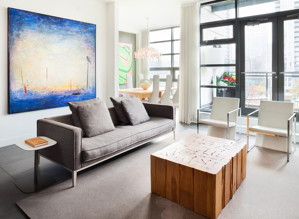 Repräsentatives, Abgetrenntes Modernes Wohnzimmer mit weißer Wandfarbe in Vancouver