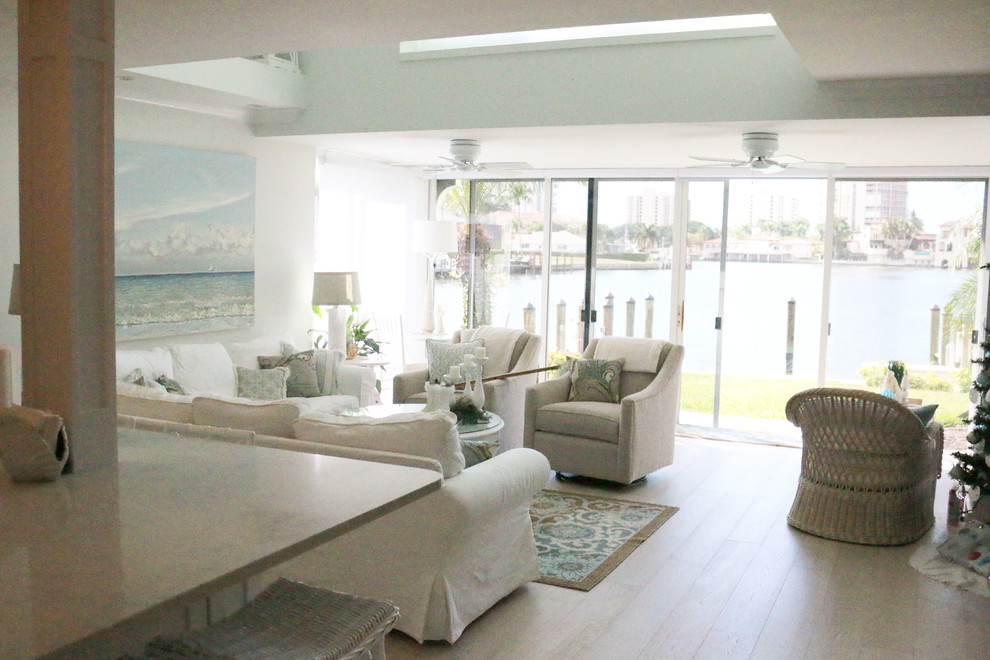 Foto di un soggiorno stile marinaro di medie dimensioni con parquet chiaro