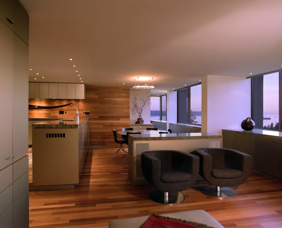 Modelo de salón actual de tamaño medio con paredes blancas y suelo de madera en tonos medios