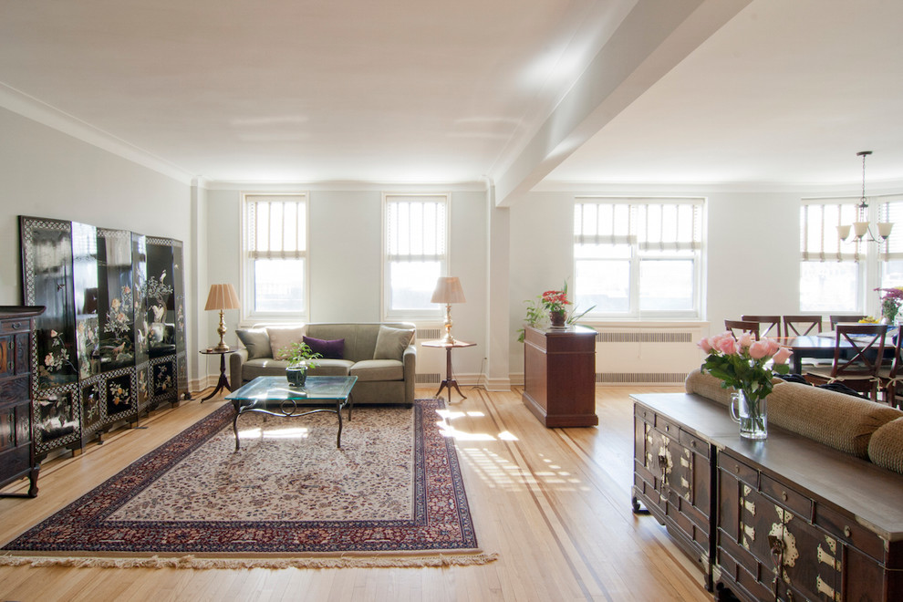 Immagine di un soggiorno etnico di medie dimensioni e aperto con parquet chiaro, pavimento beige, pareti grigie e nessuna TV