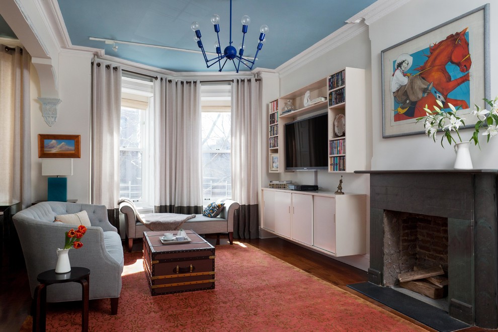 Großes, Offenes Modernes Wohnzimmer mit weißer Wandfarbe, braunem Holzboden, Kamin und TV-Wand in New York