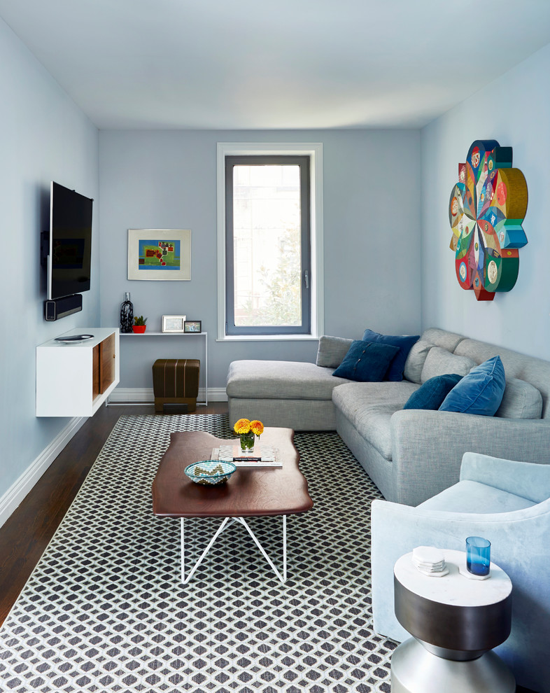 ニューヨークにある高級な広いトランジショナルスタイルのおしゃれなLDK (青い壁、濃色無垢フローリング、暖炉なし、壁掛け型テレビ、茶色い床) の写真