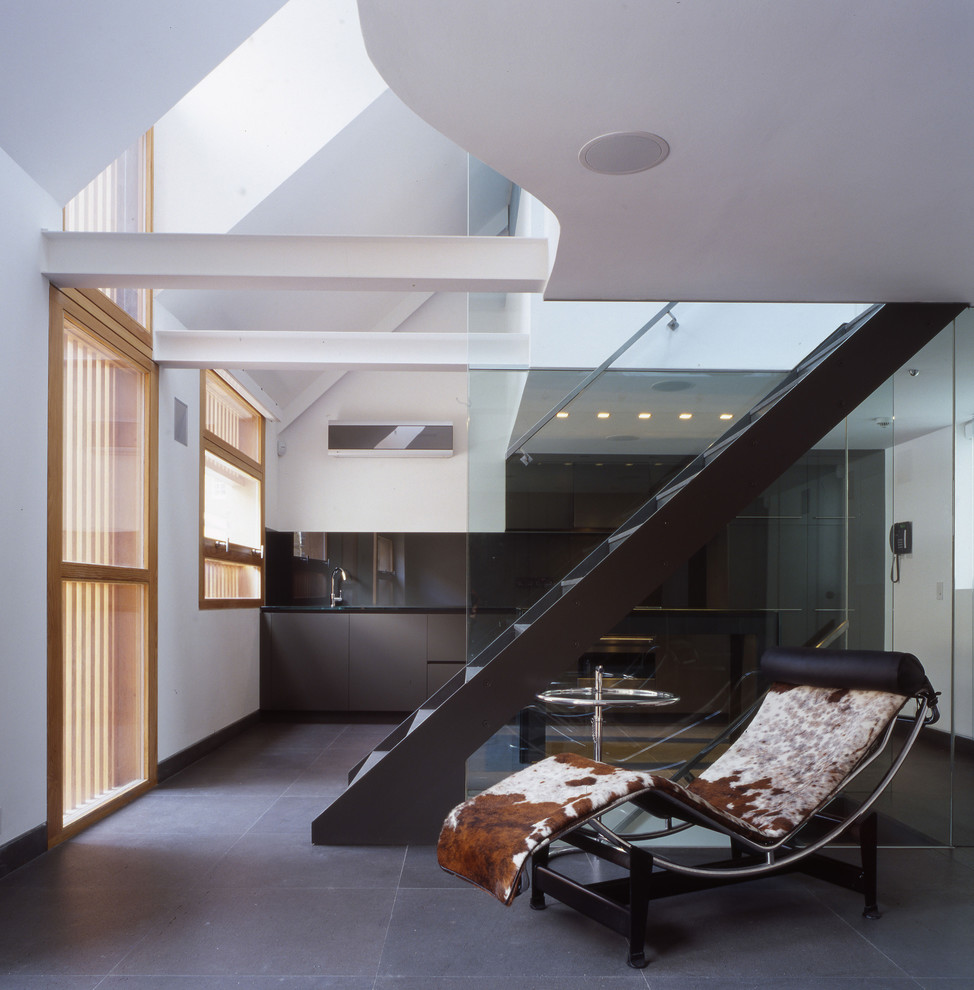 Стильный дизайн: открытая гостиная комната в современном стиле с белыми стенами без телевизора - последний тренд