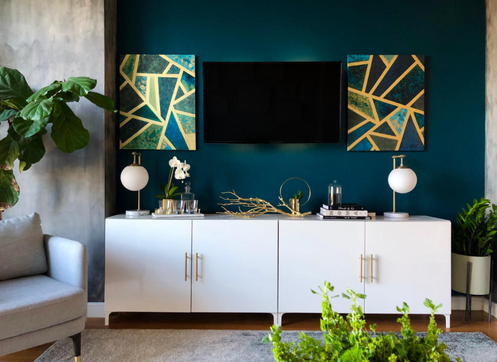Modern inredning av ett mellanstort allrum med öppen planlösning, med blå väggar, mellanmörkt trägolv, en väggmonterad TV och flerfärgat golv