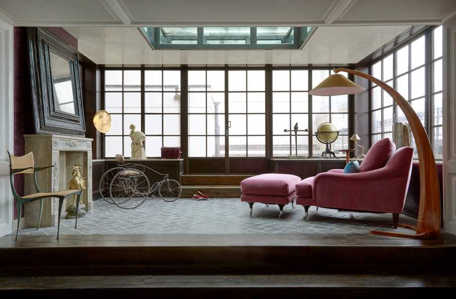 Mittelgroßes, Fernseherloses, Offenes Klassisches Wohnzimmer mit lila Wandfarbe, Kamin und verputzter Kaminumrandung in New York