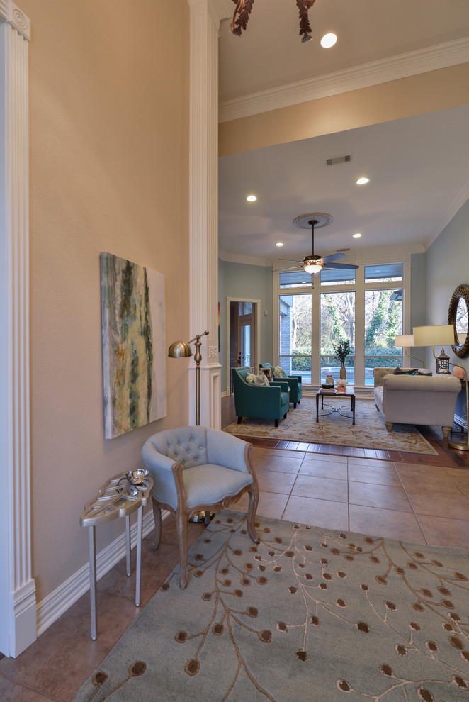 Стильный дизайн: парадная, изолированная гостиная комната среднего размера в стиле фьюжн с синими стенами, темным паркетным полом и коричневым полом без камина - последний тренд