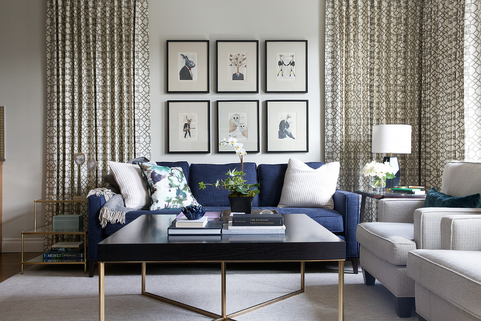 Пример оригинального дизайна: гостиная комната в современном стиле с белыми стенами, ковровым покрытием, серым полом и синим диваном