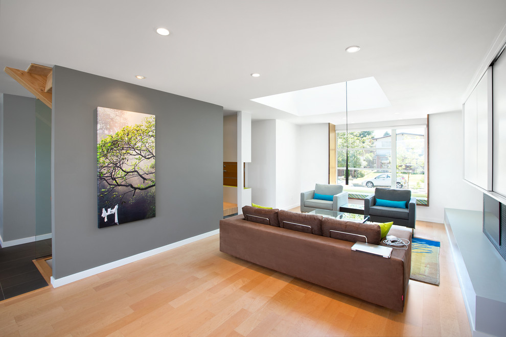 Стильный дизайн: парадная, изолированная гостиная комната в современном стиле с серыми стенами, светлым паркетным полом, горизонтальным камином и фасадом камина из плитки без телевизора - последний тренд