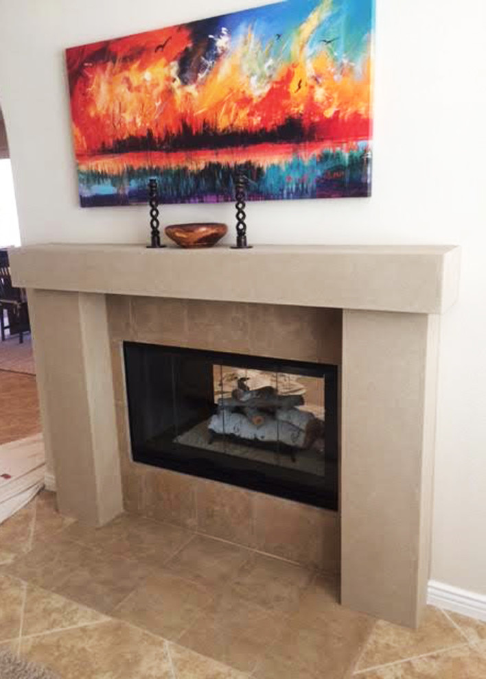 サンディエゴにあるお手頃価格の中くらいなコンテンポラリースタイルのおしゃれなLDK (白い壁、トラバーチンの床、標準型暖炉、コンクリートの暖炉まわり) の写真