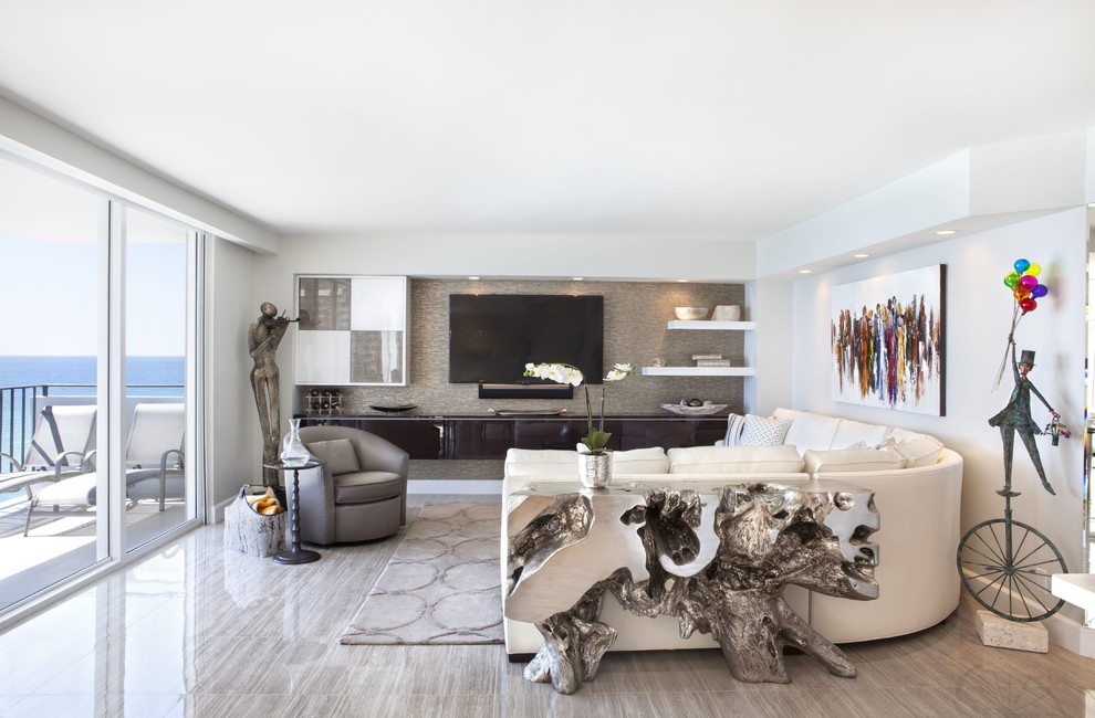 Ispirazione per un soggiorno design aperto con pareti grigie, TV a parete e pavimento grigio