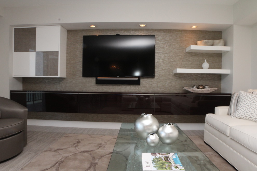 На фото: большая парадная, открытая гостиная комната в современном стиле с белыми стенами и телевизором на стене с