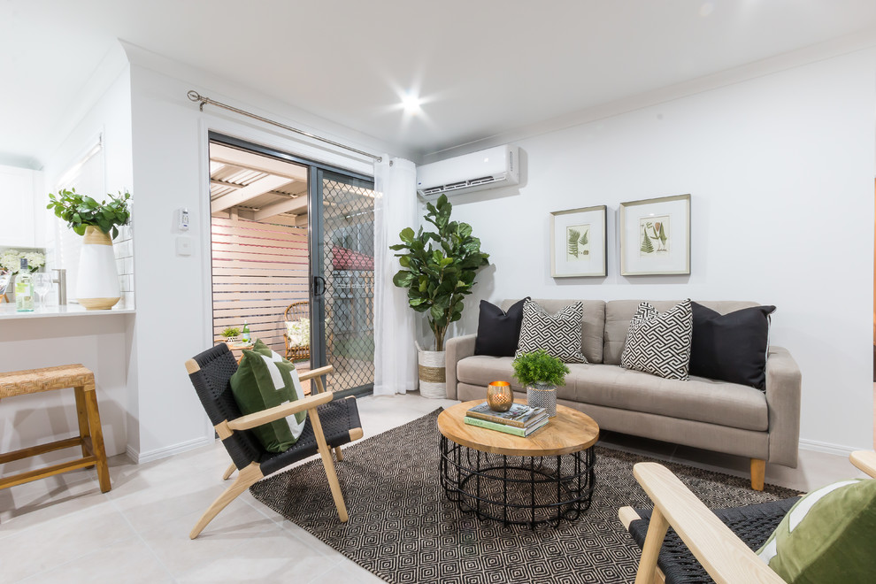 Repräsentatives, Offenes Modernes Wohnzimmer mit weißer Wandfarbe und grauem Boden in Townsville