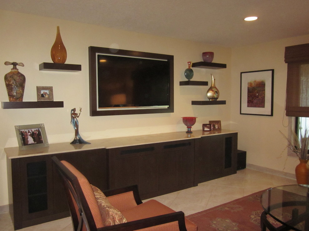 Cette photo montre un salon chic de taille moyenne et ouvert avec un sol en carrelage de céramique et un téléviseur encastré.