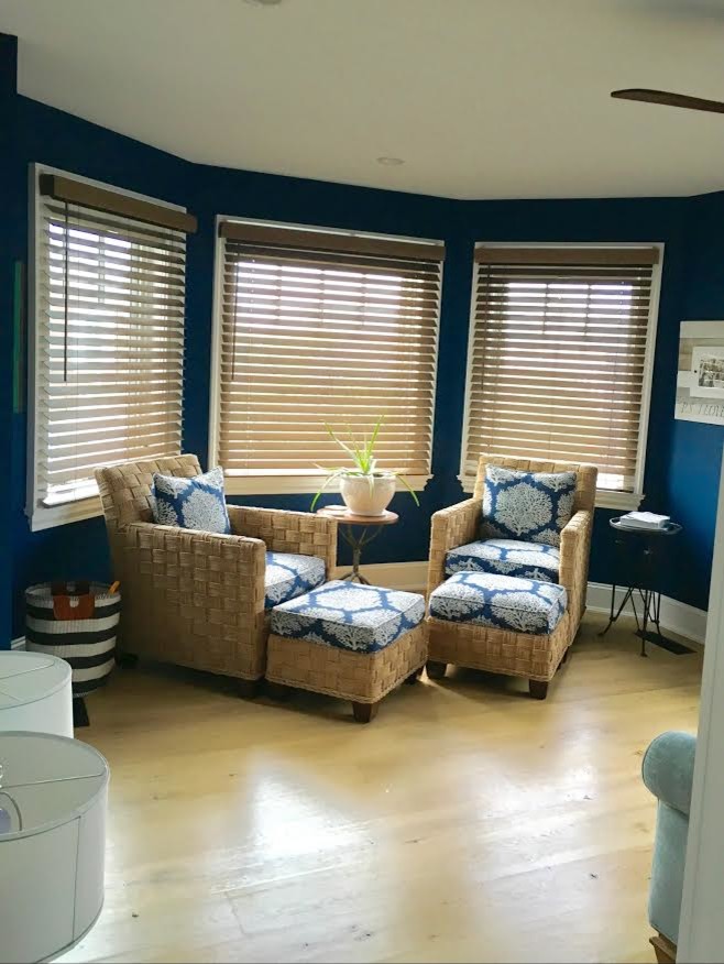 Источник вдохновения для домашнего уюта: маленькая изолированная гостиная комната в морском стиле с синими стенами, светлым паркетным полом и бежевым полом без камина, телевизора для на участке и в саду