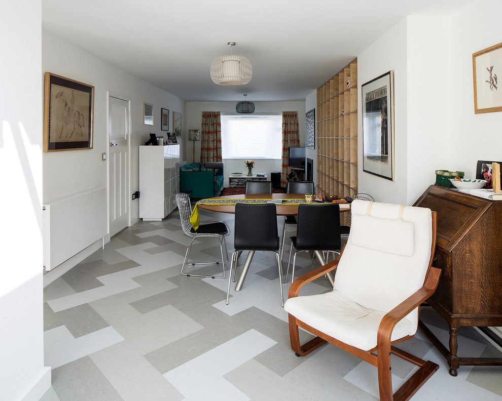 Пример оригинального дизайна: открытая гостиная комната среднего размера в современном стиле с белыми стенами, полом из линолеума, печью-буржуйкой и фасадом камина из камня
