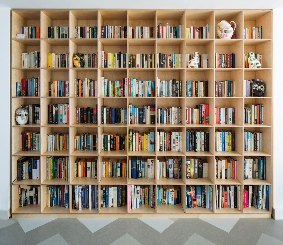 Diseño de biblioteca en casa abierta actual de tamaño medio con paredes blancas, suelo de linóleo, estufa de leña y marco de chimenea de piedra