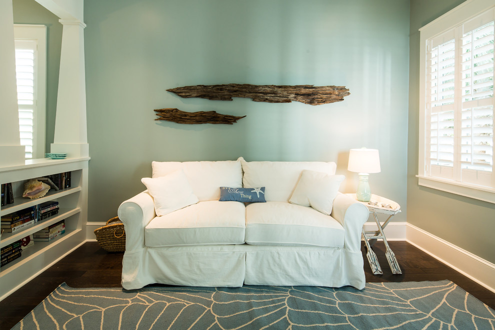 Immagine di un soggiorno stile marinaro di medie dimensioni e chiuso con sala formale, pareti blu, parquet scuro, nessun camino e nessuna TV