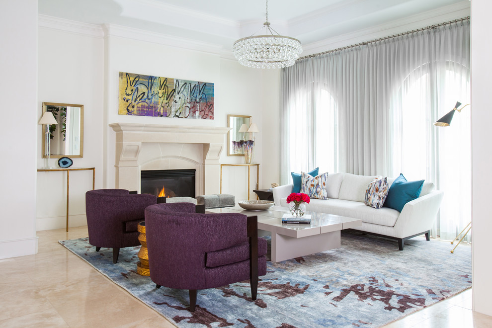 Стильный дизайн: парадная гостиная комната в современном стиле с белыми стенами и стандартным камином - последний тренд