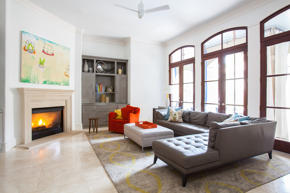 Offenes Modernes Wohnzimmer mit weißer Wandfarbe und Eckkamin in Houston
