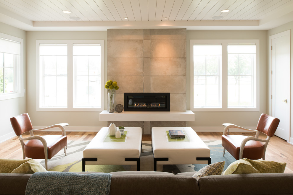 Imagen de salón para visitas actual con paredes beige, suelo de madera clara y chimenea lineal