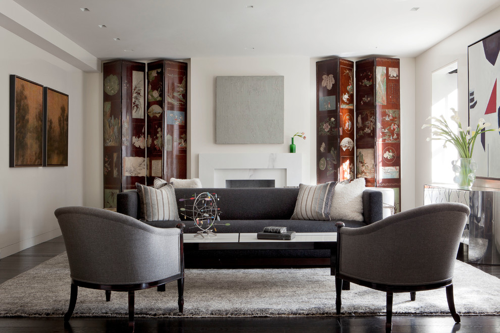 Repräsentatives, Großes, Offenes Modernes Wohnzimmer mit weißer Wandfarbe, dunklem Holzboden, Kamin und Kaminumrandung aus Stein in New York