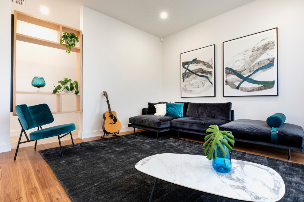 Modernes Wohnzimmer mit weißer Wandfarbe, braunem Holzboden und braunem Boden in Adelaide