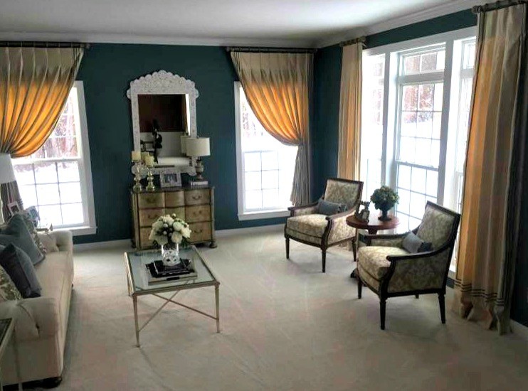 Свежая идея для дизайна: изолированная гостиная комната среднего размера в стиле неоклассика (современная классика) с ковровым покрытием - отличное фото интерьера