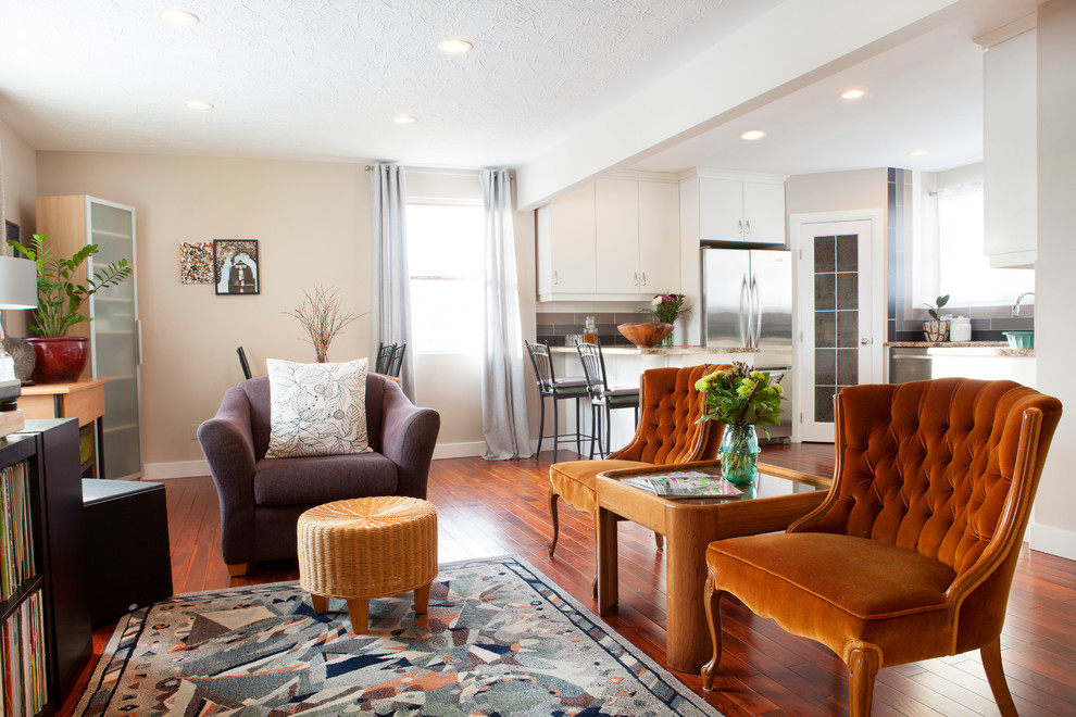 Mittelgroßes, Offenes, Fernseherloses Eklektisches Wohnzimmer mit beiger Wandfarbe und dunklem Holzboden in Vancouver