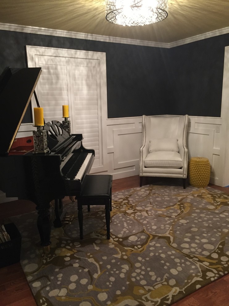 Inspiration för mellanstora klassiska separata vardagsrum, med ett musikrum, blå väggar och mörkt trägolv