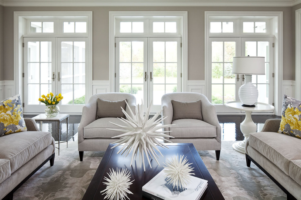 На фото: огромная парадная, открытая гостиная комната:: освещение в стиле неоклассика (современная классика) с серыми стенами и ковром на полу с