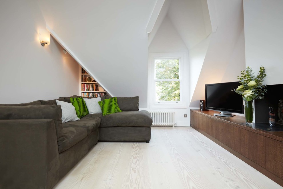 Modelo de salón para visitas abierto nórdico de tamaño medio con paredes blancas, suelo de madera clara y televisor independiente
