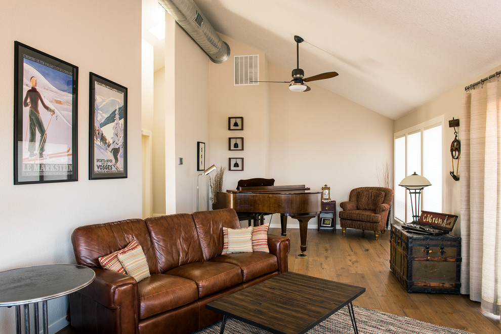 Diseño de salón con rincón musical cerrado contemporáneo de tamaño medio sin chimenea y televisor con paredes beige y suelo de madera en tonos medios