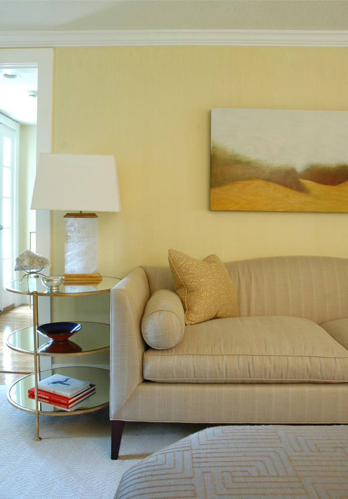 Idee per un grande soggiorno tradizionale chiuso con pareti gialle, pavimento in legno massello medio, pavimento marrone e sala formale