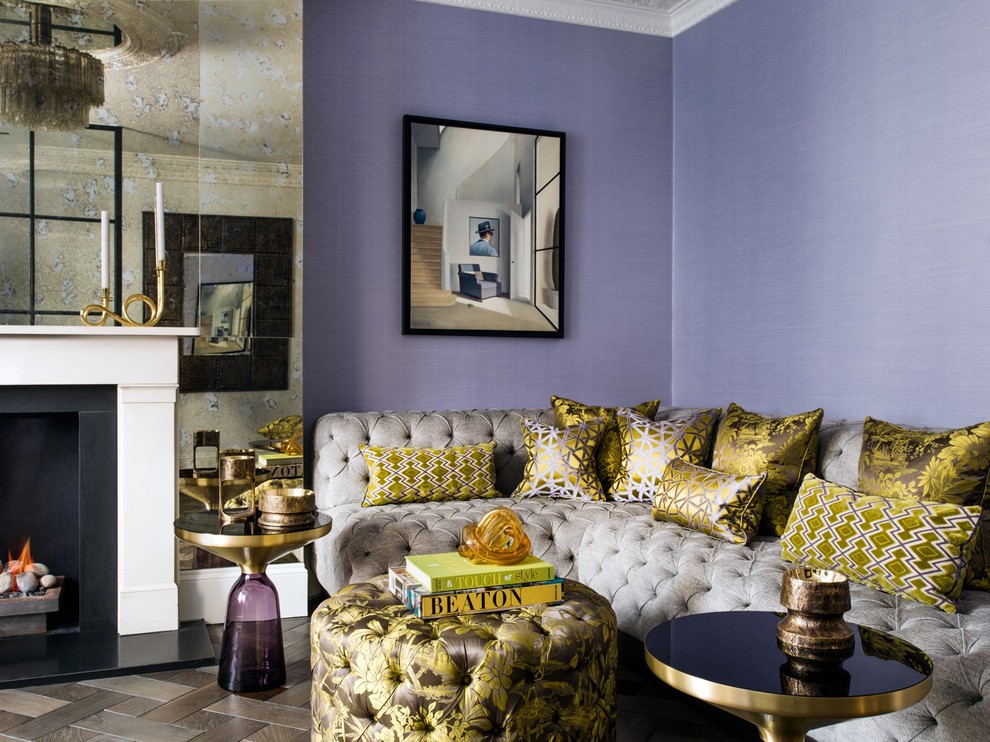 Источник вдохновения для домашнего уюта: открытая гостиная комната среднего размера в стиле фьюжн с фиолетовыми стенами, темным паркетным полом, стандартным камином, фасадом камина из камня и коричневым полом