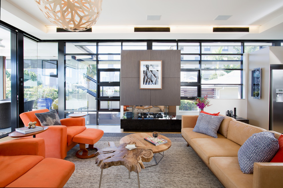 Repräsentatives, Fernseherloses, Offenes Modernes Wohnzimmer mit Teppichboden, Gaskamin und grauem Boden in Brisbane