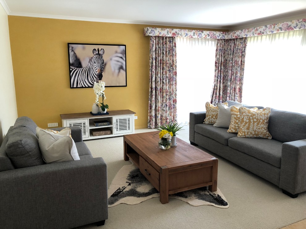 Foto di un soggiorno shabby-chic style di medie dimensioni e aperto con pareti beige