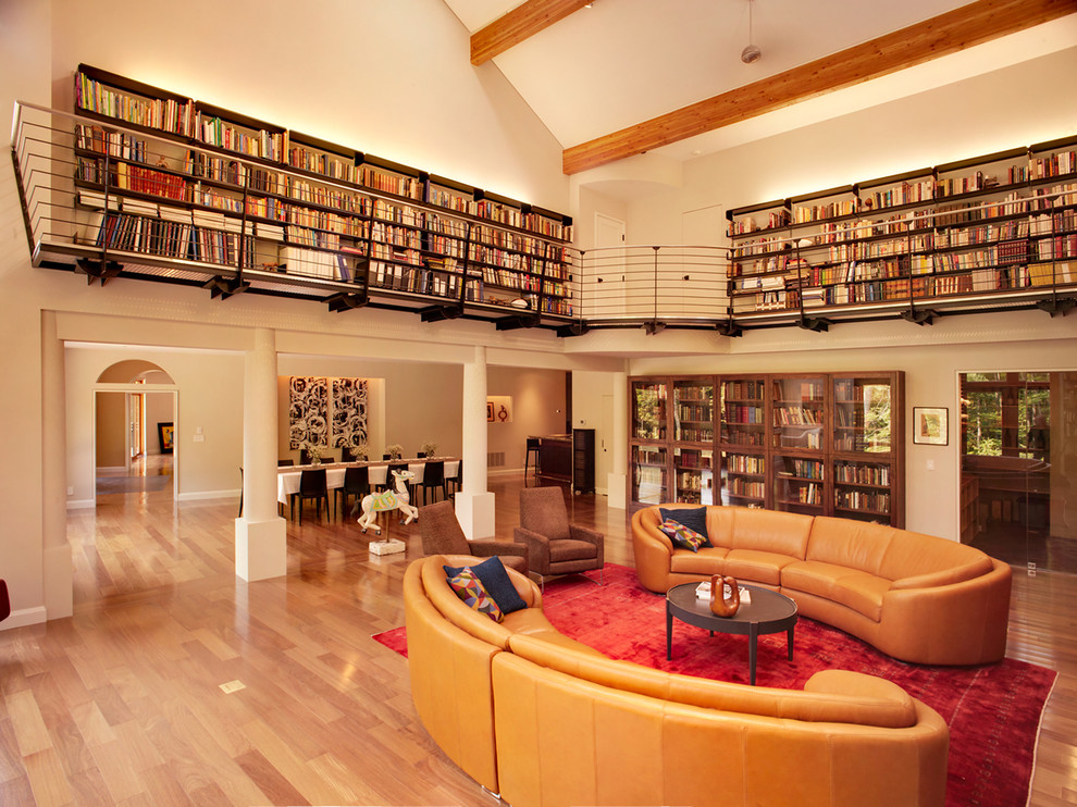 Foto de biblioteca en casa abierta minimalista extra grande con paredes blancas, suelo de madera clara y suelo beige