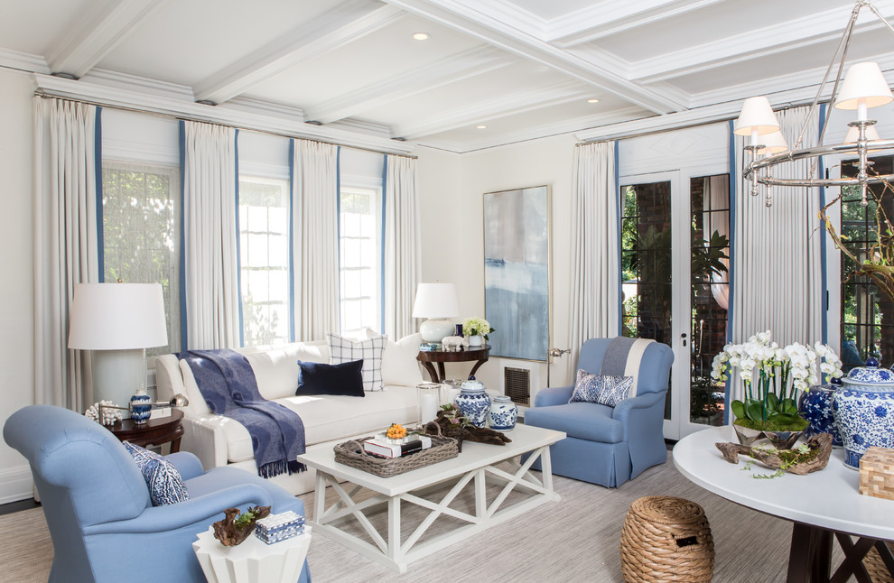 На фото: открытая гостиная комната среднего размера:: освещение в морском стиле с белыми стенами, ковровым покрытием и серым полом без камина