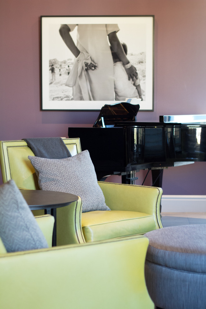 Idee per un soggiorno contemporaneo aperto con pareti viola, sala della musica e nessuna TV