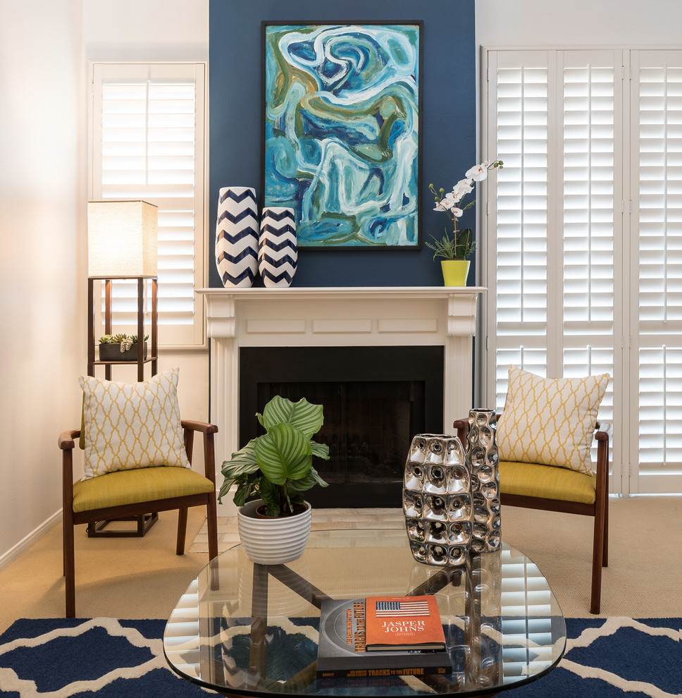 Kleines, Repräsentatives, Fernseherloses Modernes Wohnzimmer im Loft-Stil mit blauer Wandfarbe, Teppichboden, Kamin und Kaminumrandung aus Holz in Los Angeles