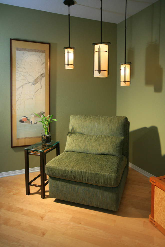 Modelo de salón tipo loft de estilo americano pequeño con paredes verdes y suelo de madera clara