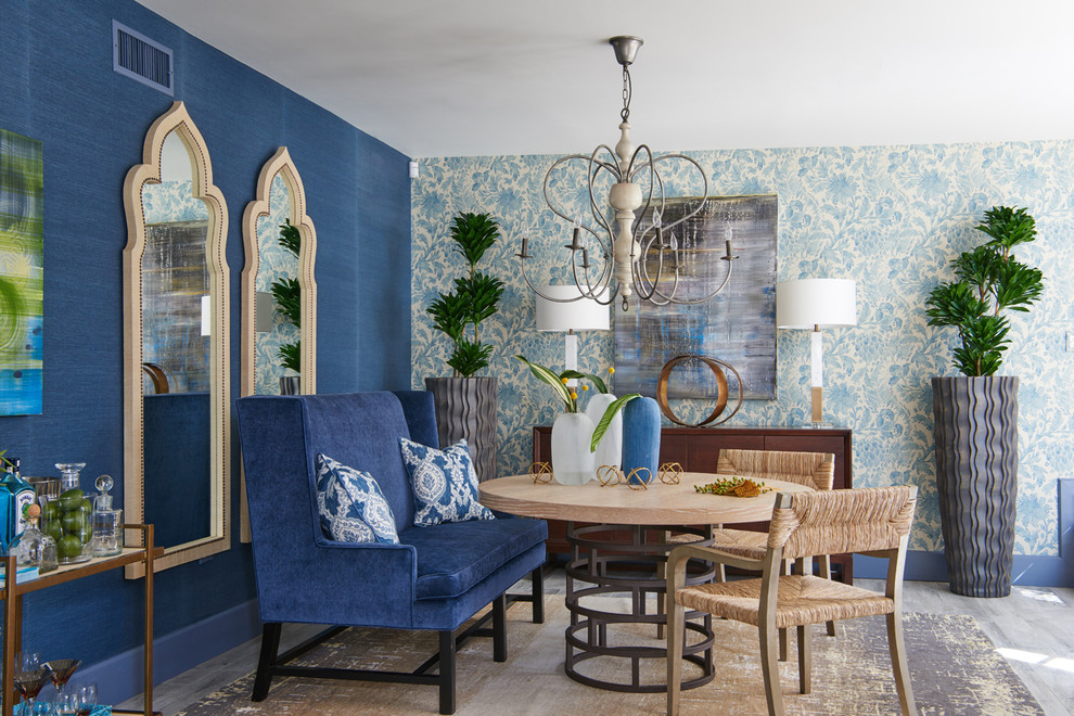 Bild på en mellanstor vintage matplats, med blå väggar, ljust trägolv och beiget golv